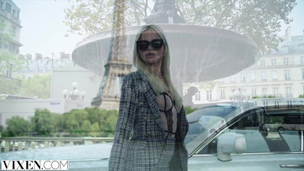 Красотка блондинка в Париже забавляется с большим членом друга